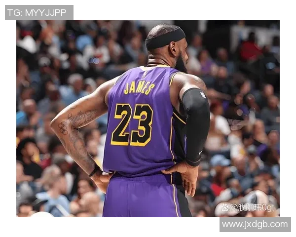 詹姆斯：篮球场上的传奇巨星与时代的象征
