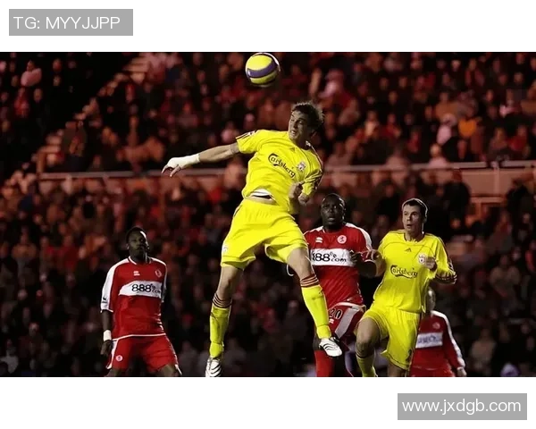 埃蒙与瓦尔韦克的激烈对决揭示了足球战术与团队协作的重要性 埃蒙与瓦尔韦克的激烈对决揭示了足球战术与团队协作的重要性